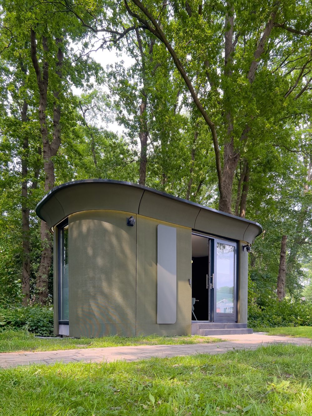 Pulse-unit met groen dak tussen de bomen — Oosterwolde