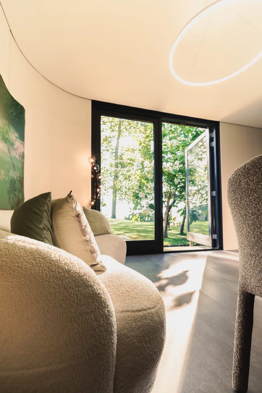 De loungehoek met zacht licht